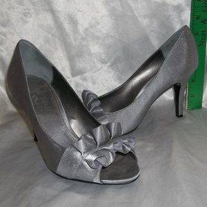 The touch of Nina heels in Size 8M